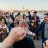Девушка в традиционном наряде улыбается на фоне Невы: праздничная весна в Петербурге 2026
