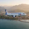 Самолёт Ural Airlines над Чёрным морем у побережья Сухума