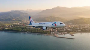 Самолёт Ural Airlines над Чёрным морем у побережья Сухума