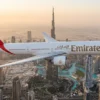 Самолёт Emirates над Дубаем с видом на Бурдж-Халифа