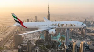 Самолёт Emirates над Дубаем с видом на Бурдж-Халифа