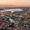 Самолёт Georgian Airways над Тбилиси и рекой Мтквари