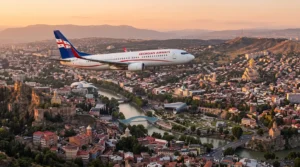 Самолёт Georgian Airways над Тбилиси и рекой Мтквари