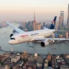 Самолёт China Eastern Airlines над рекой Хуанпу и Шанхаем