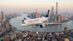 Самолёт China Eastern Airlines над рекой Хуанпу и Шанхаем