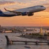 Самолёт над Санкт-Петербургом на закате – обложка страницы «Авиабилеты в Санкт-Петербург»